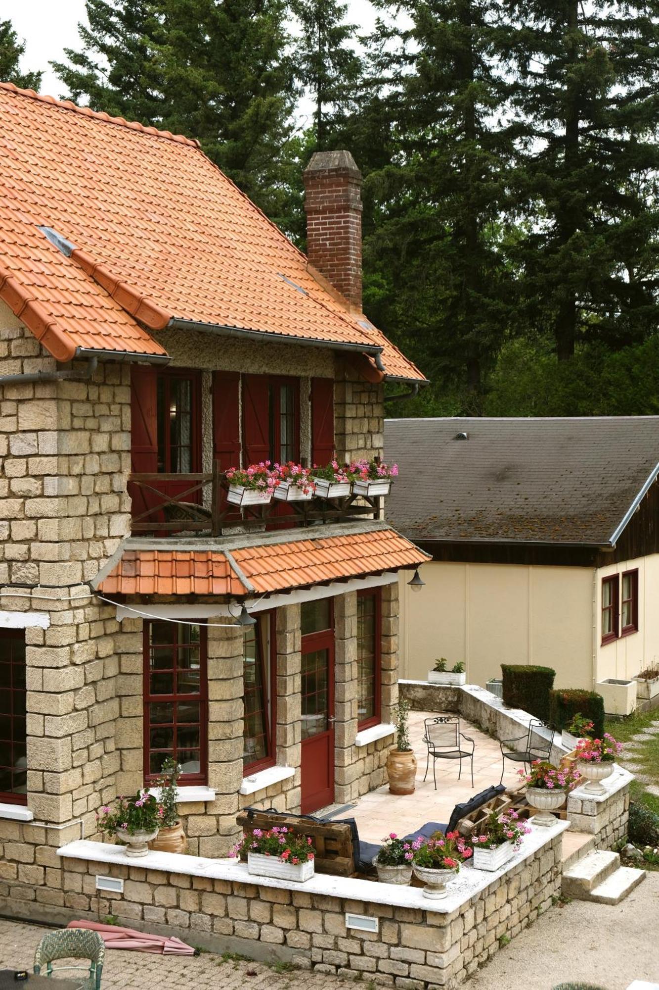 Hostellerie Du Lys Lamorlaye Eksteriør billede
