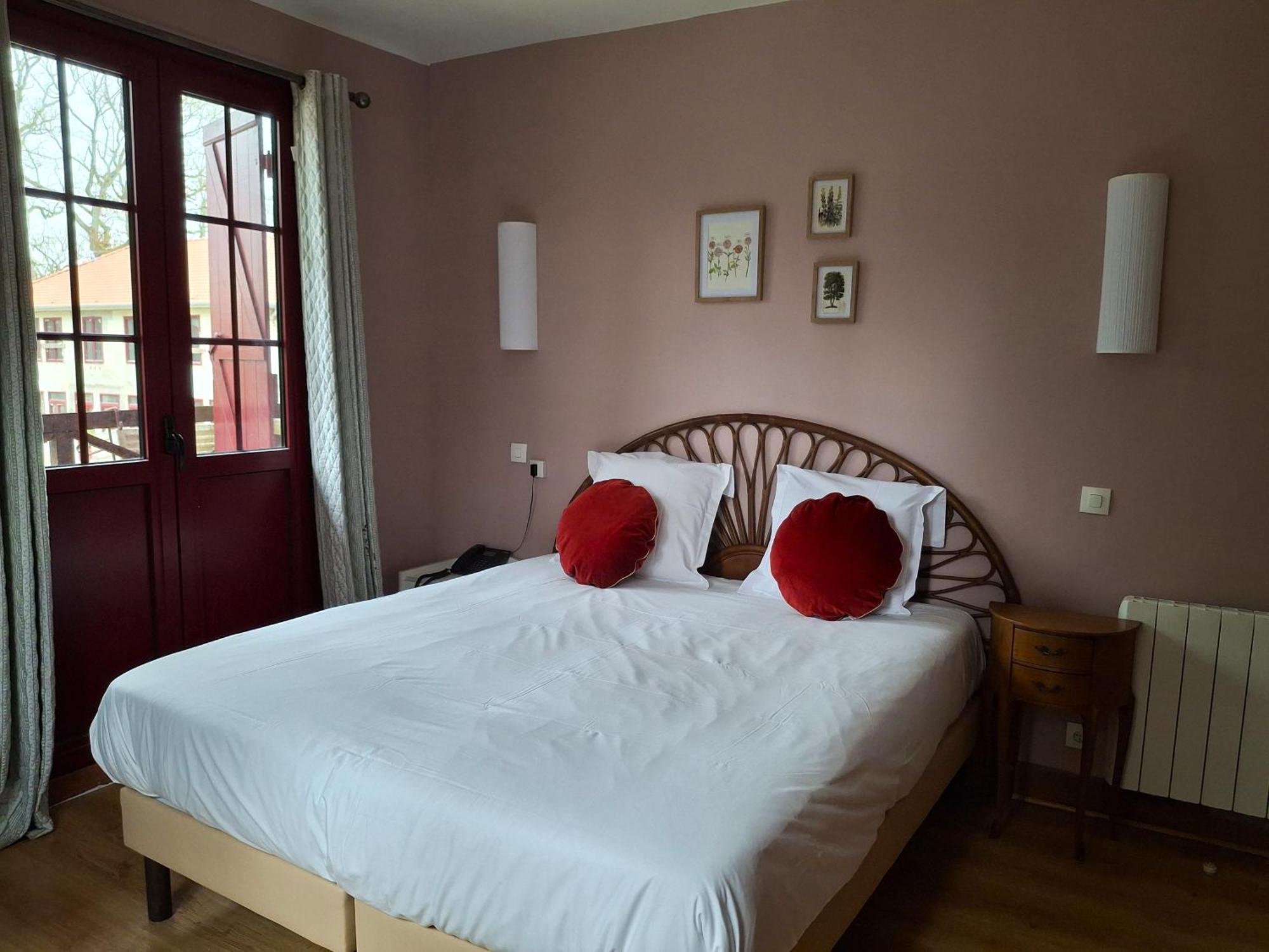 Hostellerie Du Lys Lamorlaye Eksteriør billede