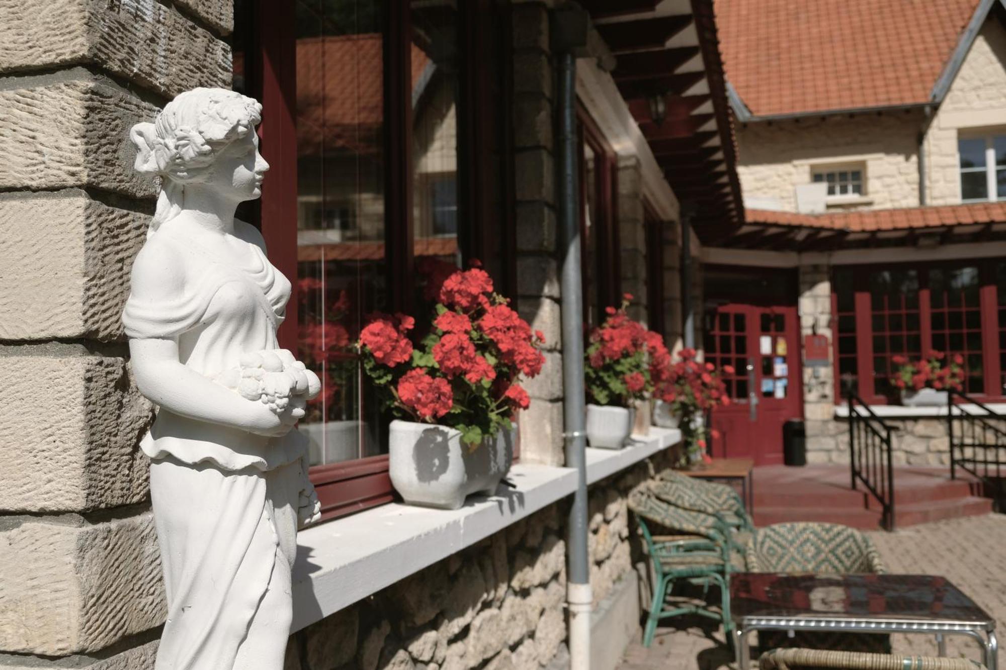 Hostellerie Du Lys Lamorlaye Eksteriør billede